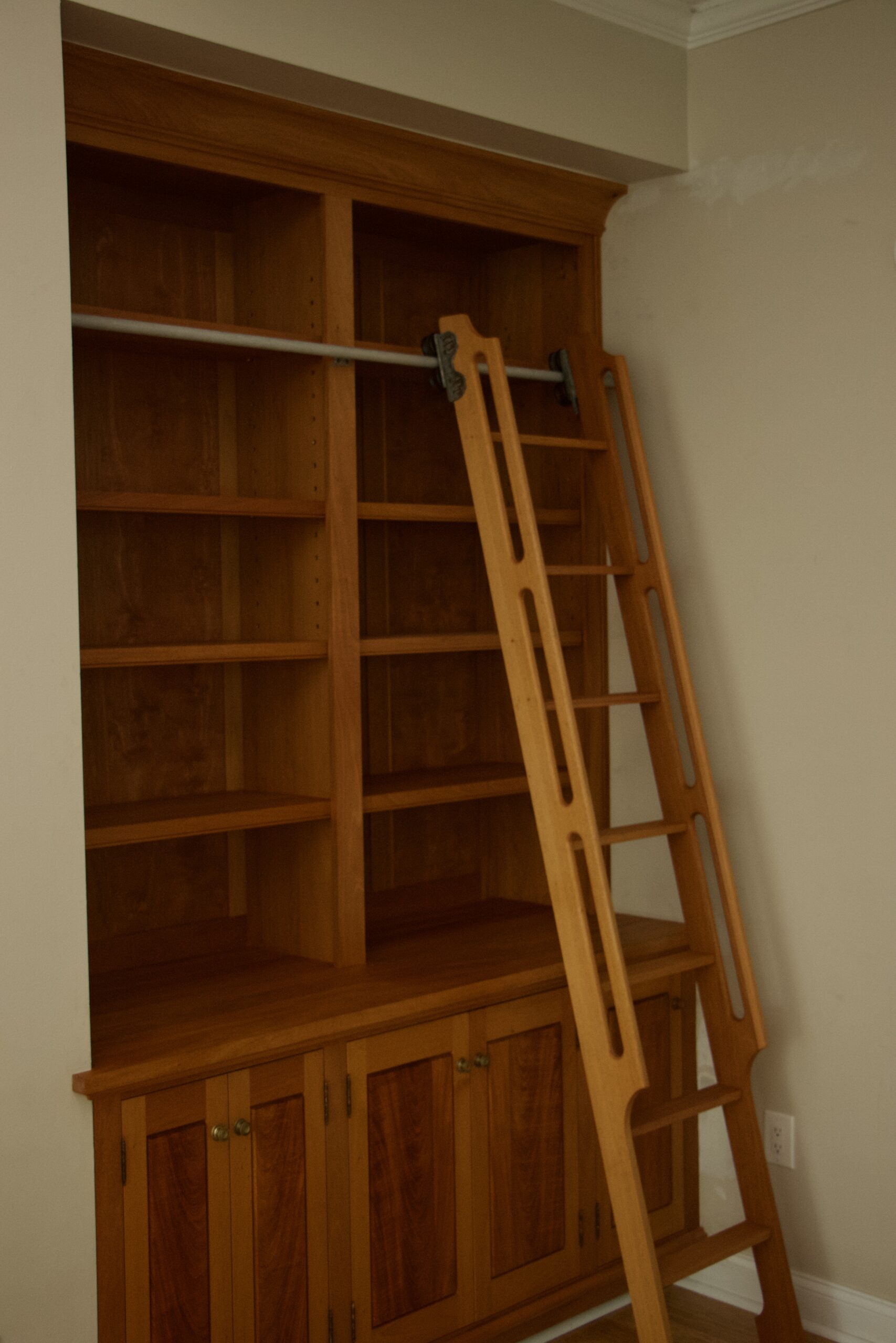 Built-in Bookcase in Honduran Mahogany, Maple and Maple Veneer Ply